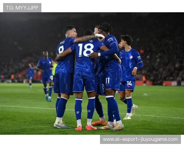 切尔西推进演练时恩昆库反复进行禁区前横移摆脱